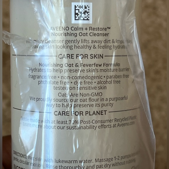 Aveeno Calm & Restore Nourishing Oat Cleanser - Picture 2 of 5